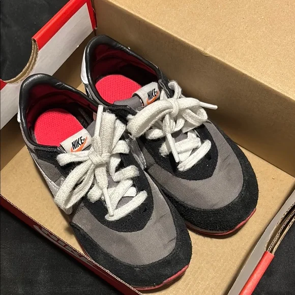 Nike Black and Gray Sneakers Classic Retro Design - Picture 2 of 5